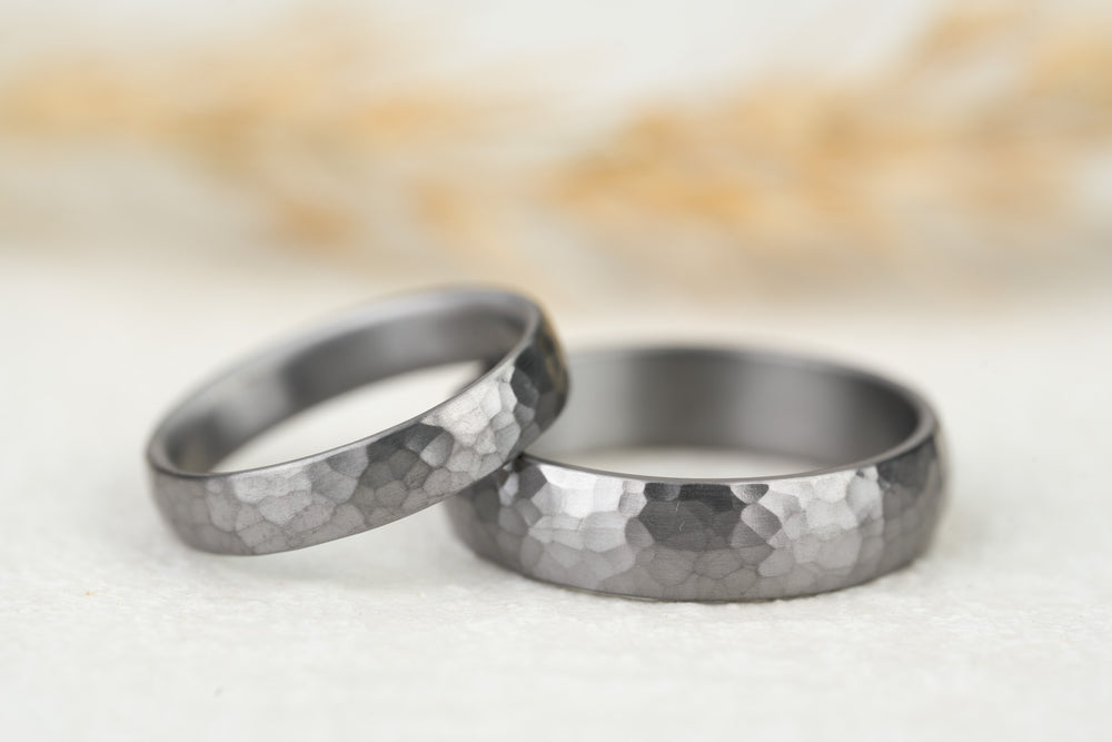 moderne Eheringe Tantal Hammerschlag matt