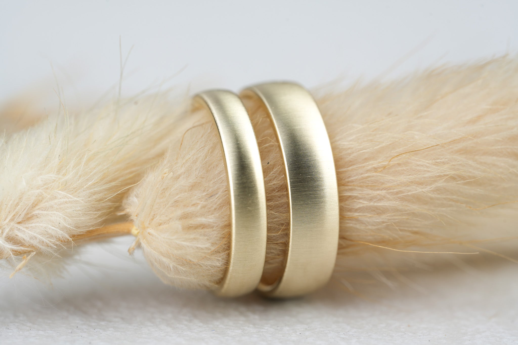 Unsere Trauringe aus Gelbgold und Diamanten strahlen eine zeitlose Eleganz aus. Wenn Sie auf der Suche nach traumhaften Trauringen sind, besuchen Sie unsere Goldschmiede im Saarland, um die Kollektion zu erkunden.