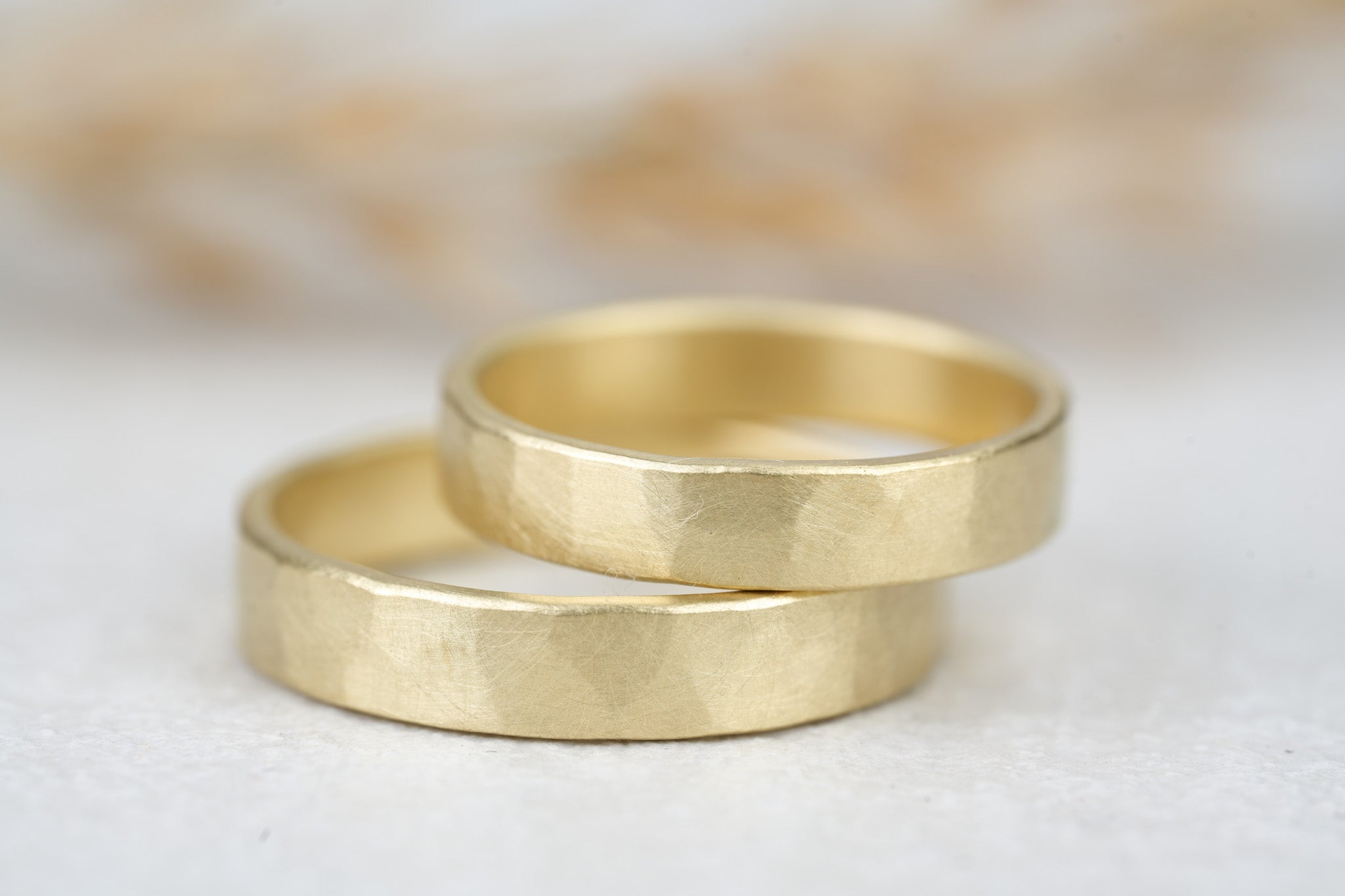 moderne Eheringe in 585 Gold matt gehaemmert