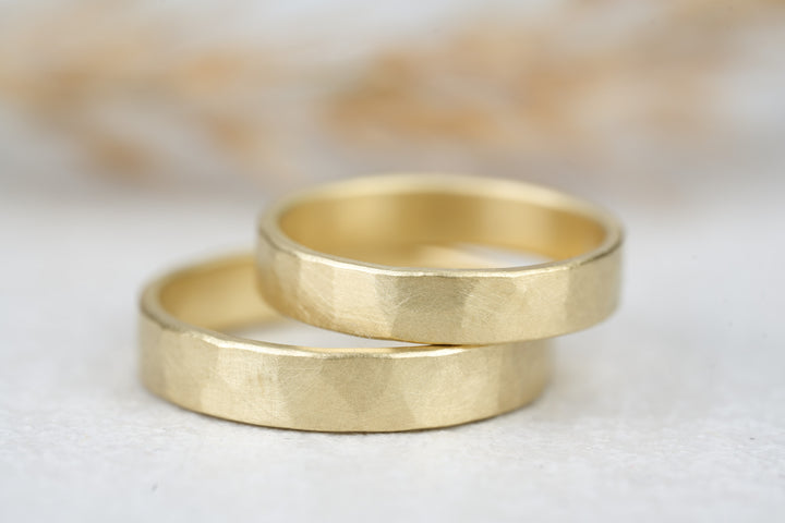 moderne Eheringe in 585 Gold matt gehaemmert