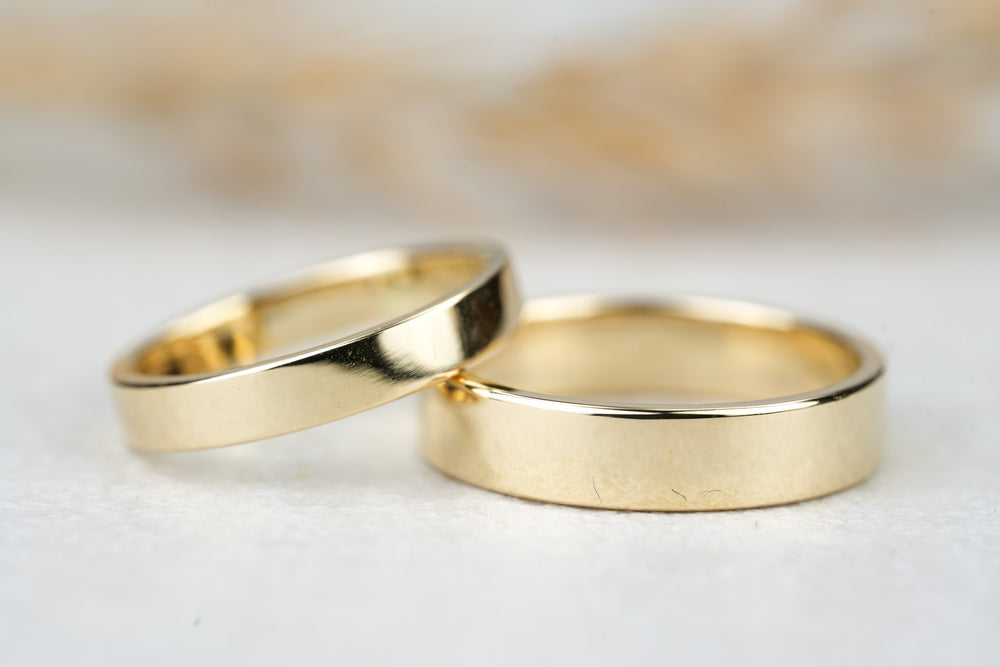 moderne Eheringe in Gold mit glaenzender Struktur