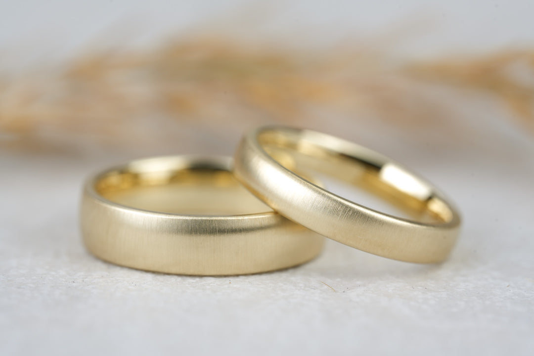 moderne Eheringe mit Seidenmatter Oberflaeche  in Gold
