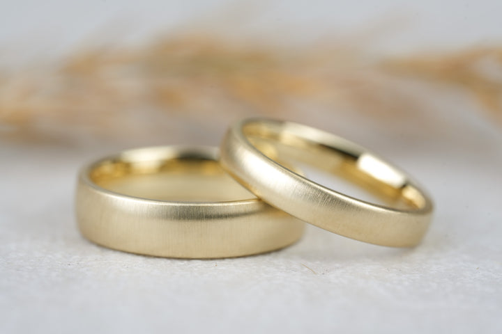 moderne Eheringe mit Seidenmatter Oberflaeche  in Gold