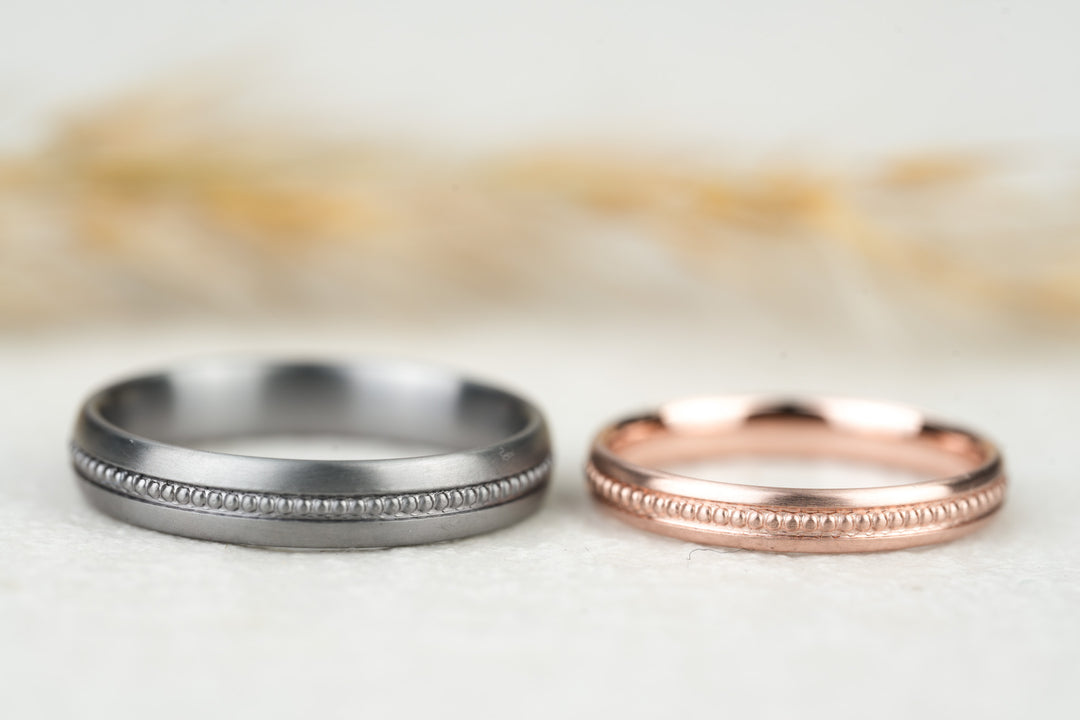 moderne schmale Eheringe in Tantal und Gold mit Struktur