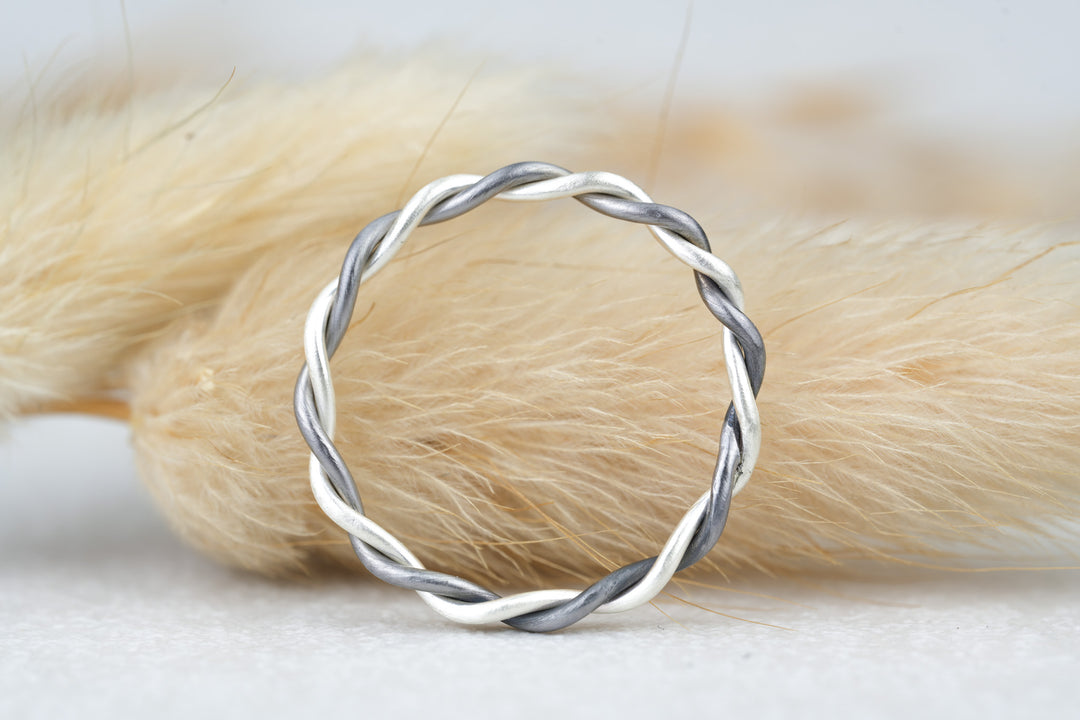 moderner Kordelring aus Tantal und 925 Silber
