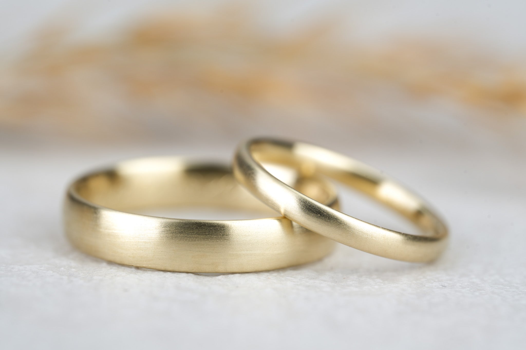 ovale klassische Eheringe Gold mit matter Oberflaeche