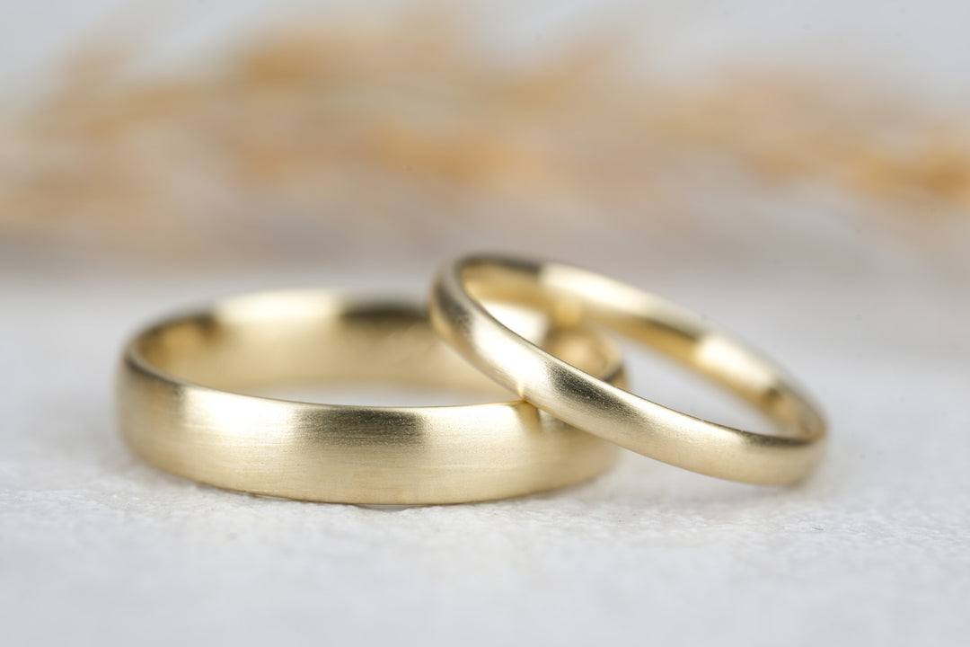 ovale klassische Eheringe Gold mit matter Oberflaeche