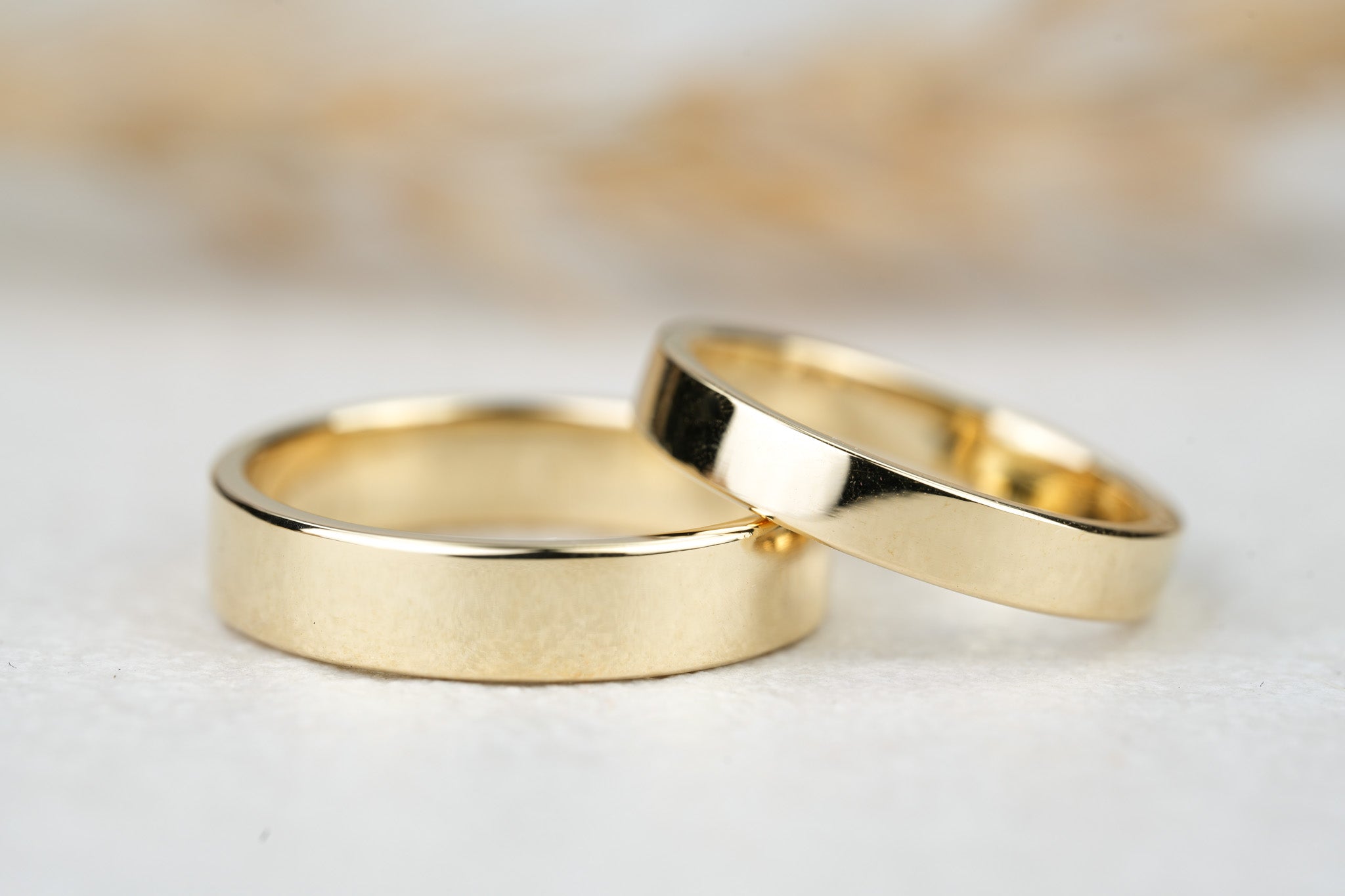 schlichte Eheringe in Gold mit polierter Oberflaeche