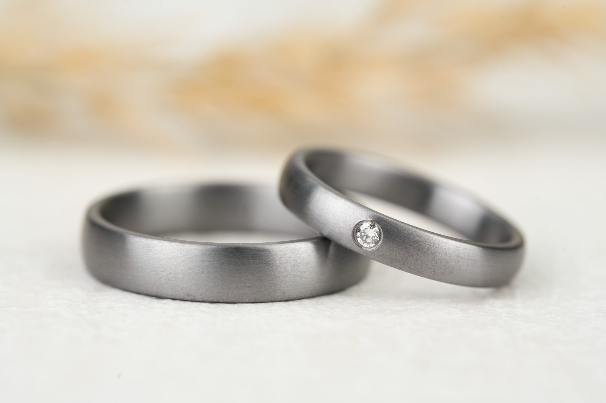 schlichte Eheringe in Tantal grau matt mit Diamant
