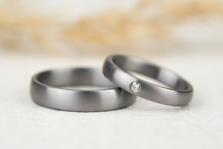 schlichte Eheringe in Tantal grau matt mit Diamant