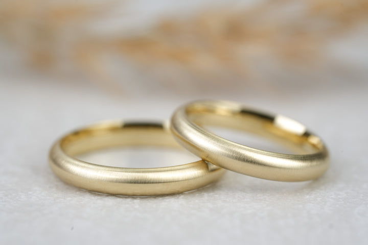 schmale Eheringe Gold schlicht und matt