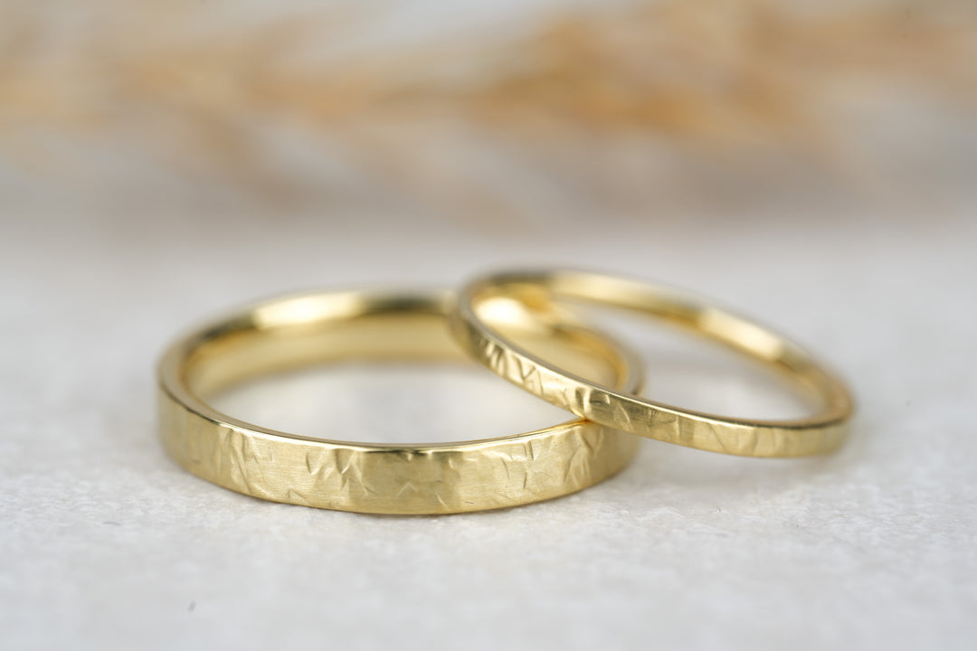 schmale Eheringe dünn Gold 585 mit gehaemmerter Oberflaeche matt